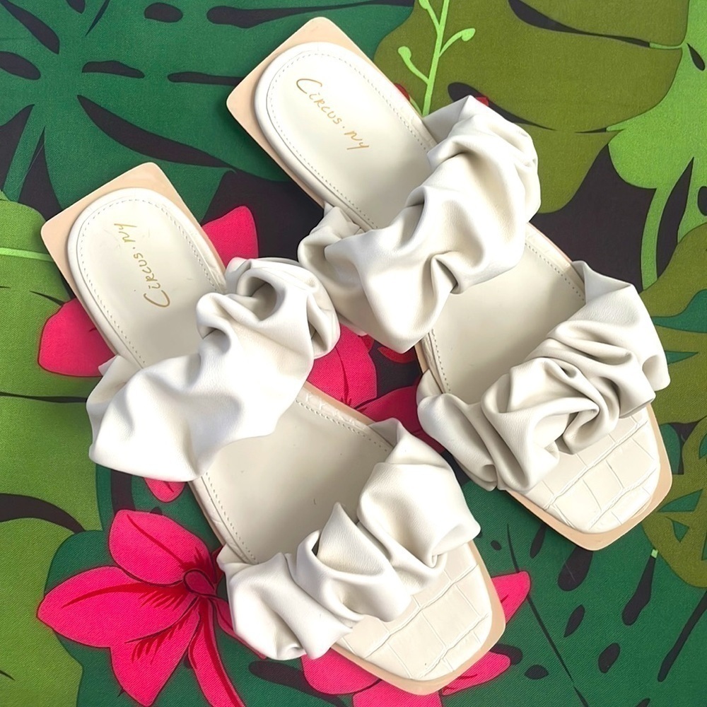 Brand New Circus by Sam Edelman Iggy Ruched Slide Sandals Ruffles Neutral Cream